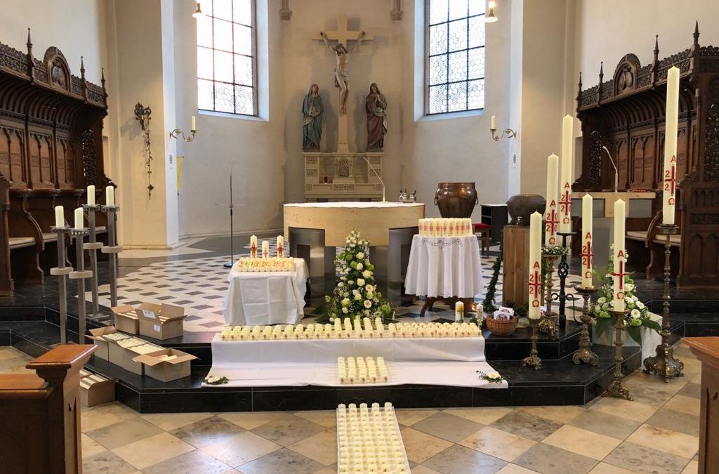 Segensfeier & Impuls für zu Hause hier – Osterkerzen in der Kirche