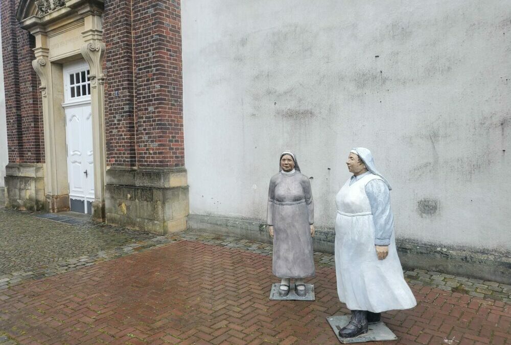 Alltagsmenschen vor der Kirche