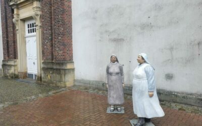 Alltagsmenschen vor der Kirche